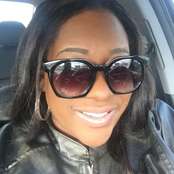 Meet your Posher, Candi ❤️ - Picture 4 of 5